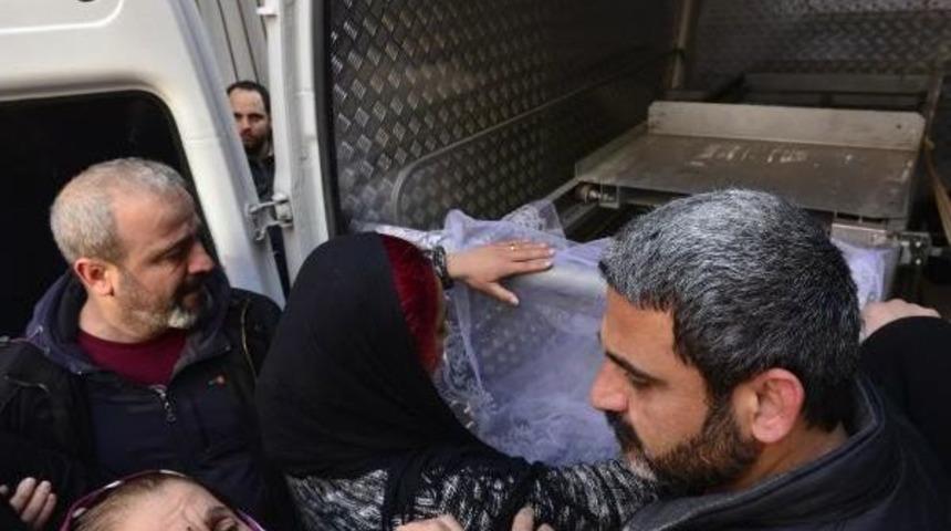 Gen&ccedil; Kızın Cenazesinde Davul &Ccedil;alındı, Gelinlikle Defnedildi