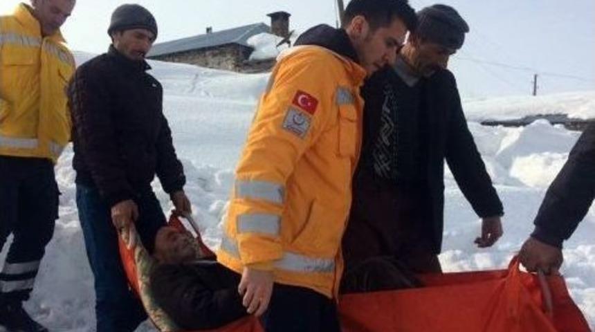 Karla M&uuml;cadele Ekipleri Kapalı K&ouml;y Yollarını A&ccedil;ıyor