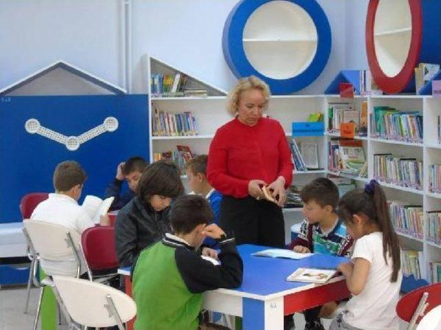 K&uuml;t&uuml;phanenin Kaloriferini Kadın M&uuml;d&uuml;r Yakıyor 3