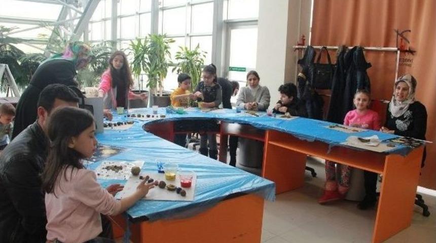 Bilim At&ouml;lyelerine &Ccedil;ocuklar Kadar Veliler De İlgi G&ouml;sterdi