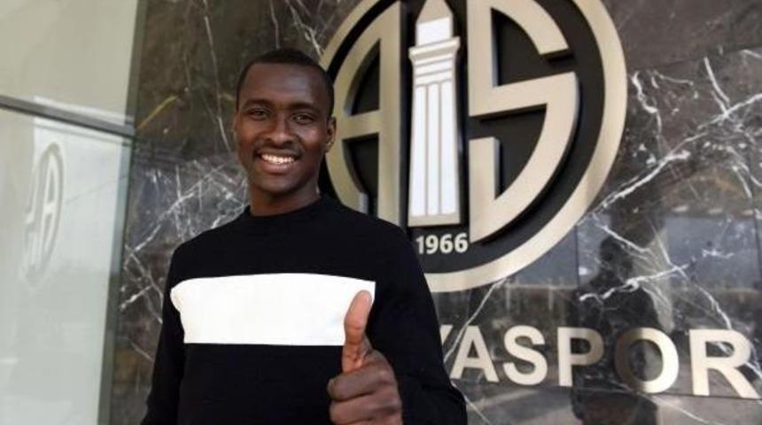 Sokakta Yaşarken D&uuml;nya Devinin Peşinde Koştuğu Futbolcu Oldu