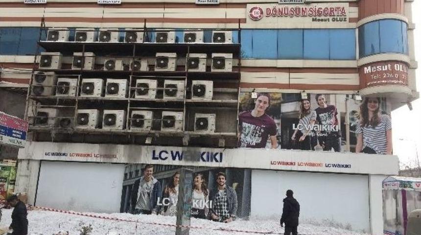 &Ccedil;atılarda Biriken Kar Tehlike Oluşturuyor