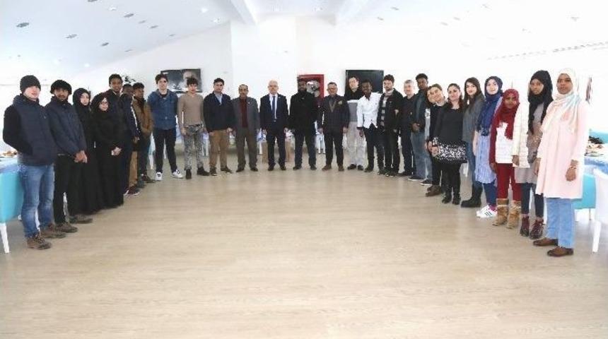 Rekt&ouml;r Karacabey, Yabancı Uyruklu &Ouml;ğrencilerle Bir Araya Geldi
