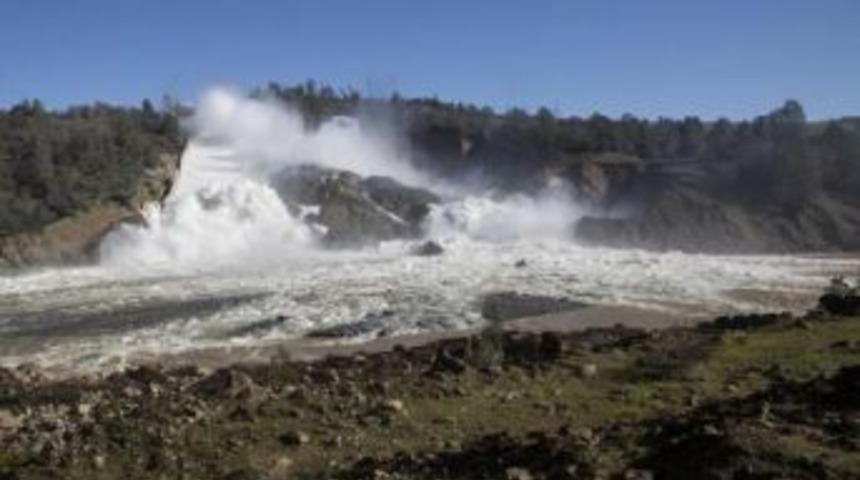 Onbinlerce Kişi Baraj Taşkınından Ka&ccedil;ıyor