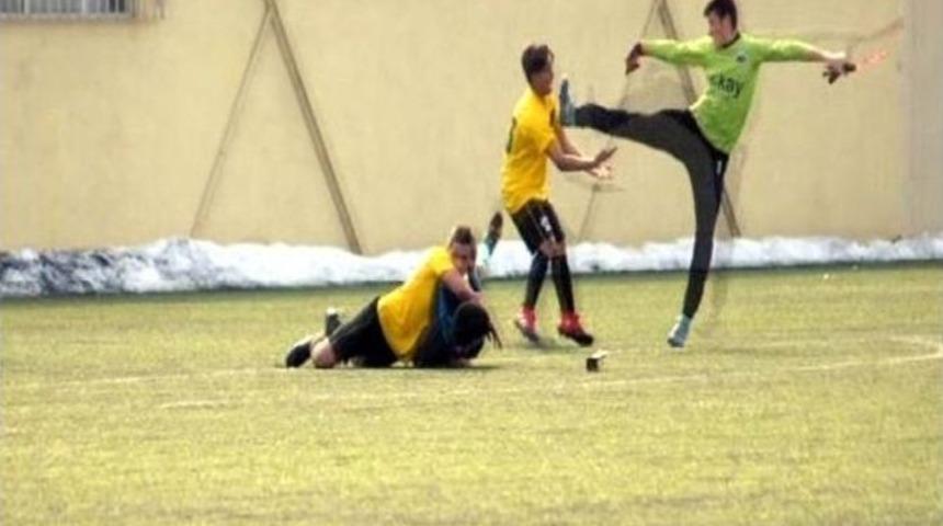 (&ouml;zel Haber) Futbol Sahasında U&ccedil;an Tekme Ve Yumruklar Konuştu