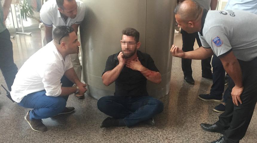 Antalya'da oğlunun böbreklerinin iflas ettiğini öğrendi, sinir krizi geçirip boğazına jilet dayadı!