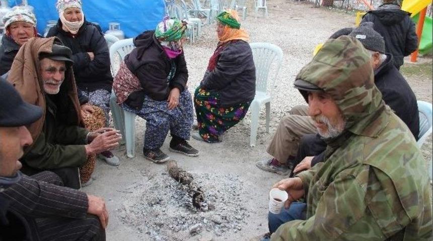 Deprem B&ouml;lgesinde Kar Yağışı Başladı