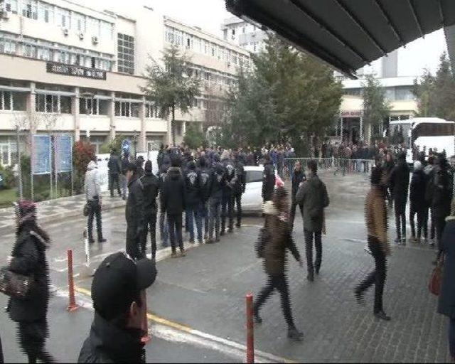 Marmara &Uuml;niversitesi &Ouml;n&uuml;nde Gerginlik 1