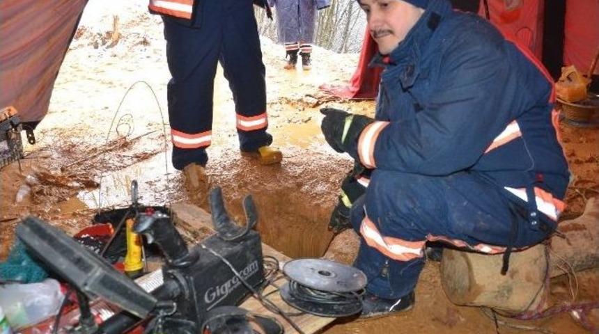 Yavru K&ouml;peği Kurtarma &Ccedil;alışmaları Kar Altında Devam Ediyor