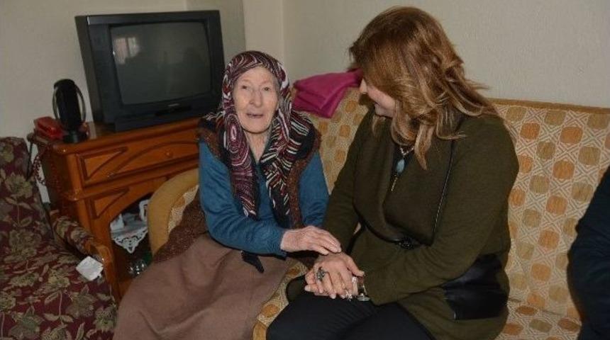 Yunusemre&rsquo;nin Evde Bakım Hizmetleri Y&uuml;z G&uuml;ld&uuml;r&uuml;yor