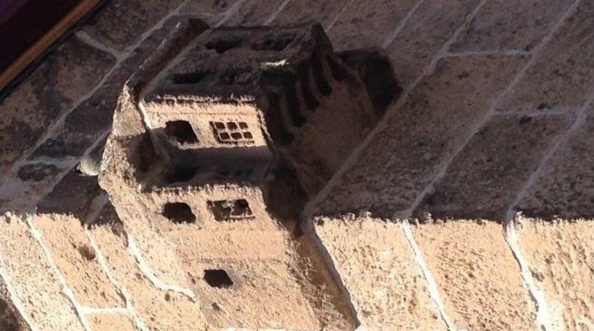 Cami Duvarında Bulunan Kuş Evi B&uuml;y&uuml;k İlgi G&ouml;r&uuml;yor