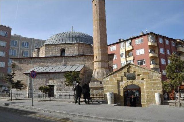 Cami Duvarında Bulunan Kuş Evi Büyük İlgi Görüyor