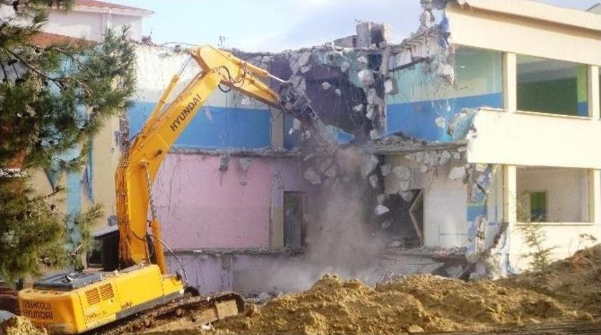 Bilecik&rsquo;in 38 Yıllık Emektar Okulunun Yıkım &Ccedil;alışmaları Başladı