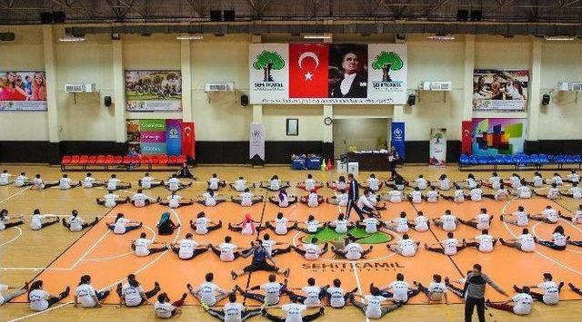 Öğrenciler, Sağlıklı Yaşam İçin Toplu Halde Spor Yaptılar