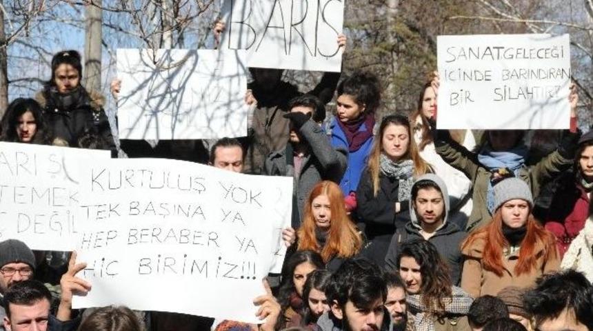 &Uuml;niversite &Ouml;ğrencilerinden İhra&ccedil; Edilen Akademisyenlere Destek