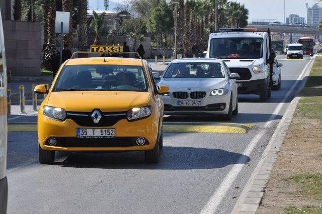 İzmir Adliyesine Kahramanın Mezar Taşı Konuldu