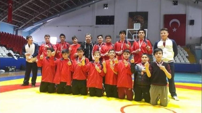 Salihli İmam Hatip Lisesi G&uuml;reşte İl Şampiyonu Oldu