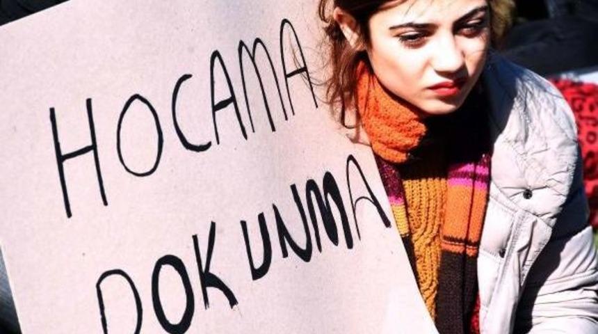 &Ouml;ğrencilerden Akademisyenlere Destek Eylemi