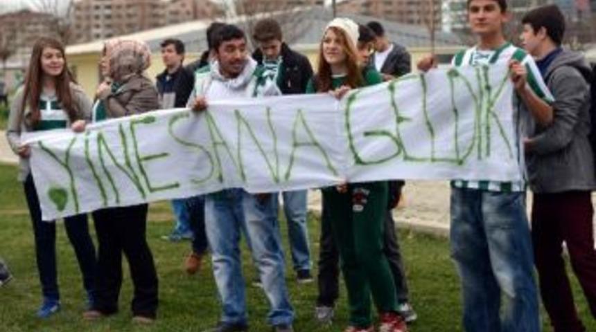 Bursaspor&rsquo;dan Sevgililer G&uuml;n&uuml; İ&ccedil;in Taraftara Jest