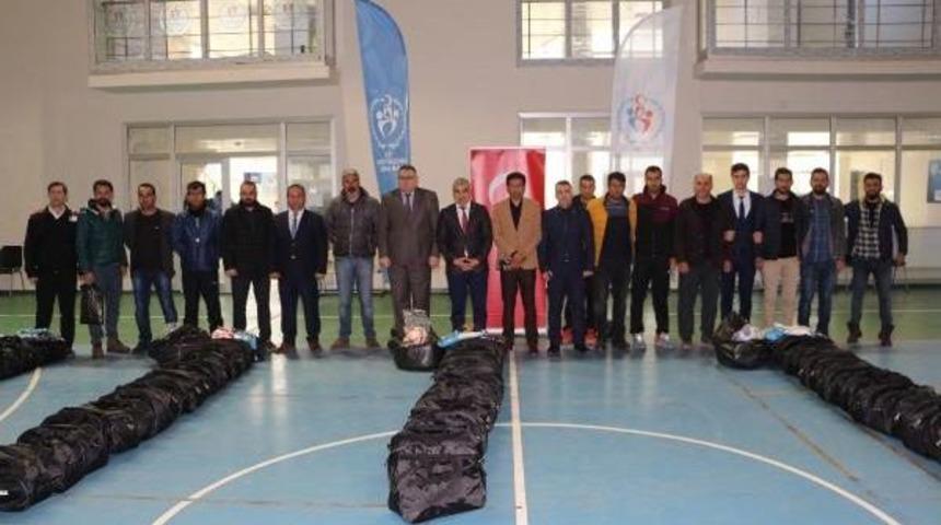 Şırnak'ta Amat&ouml;r Futbolculara Spor Malzemesi Dağıtıldı