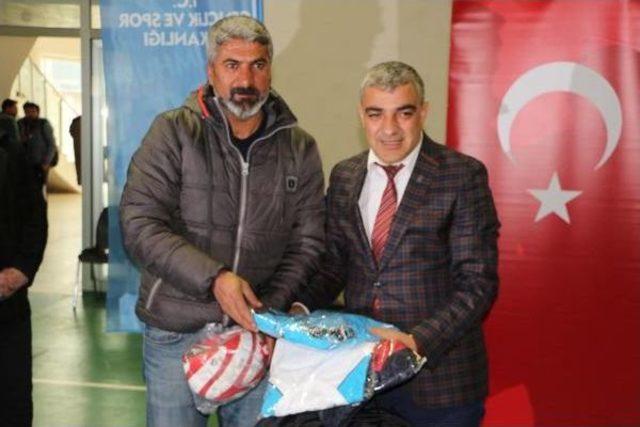 Şırnak'ta Amatör Futbolculara Spor Malzemesi Dağıtıldı