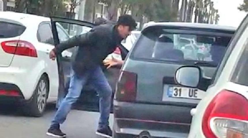 Yol Ortasında Otomobil S&uuml;r&uuml;c&uuml;s&uuml;n&uuml; Bı&ccedil;akladılar