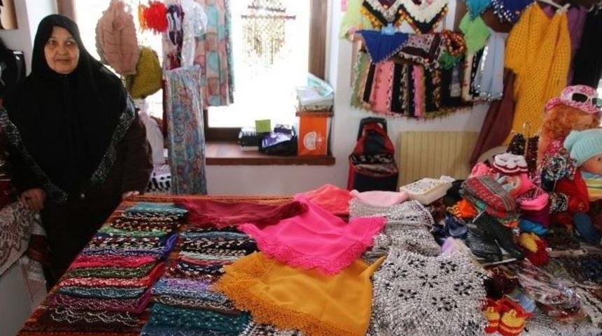 Elazığ&rsquo;da Kadınlar Hem &Uuml;retiyor Hem De Gelenekleri Yaşatıyor