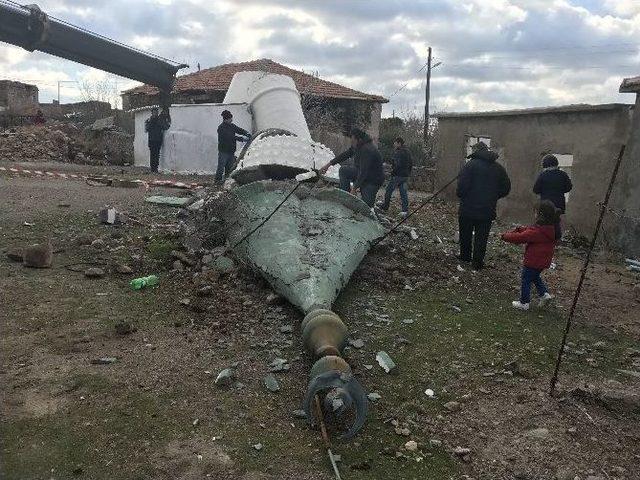 Hasarlı Caminin Minaresi Yıkıldı