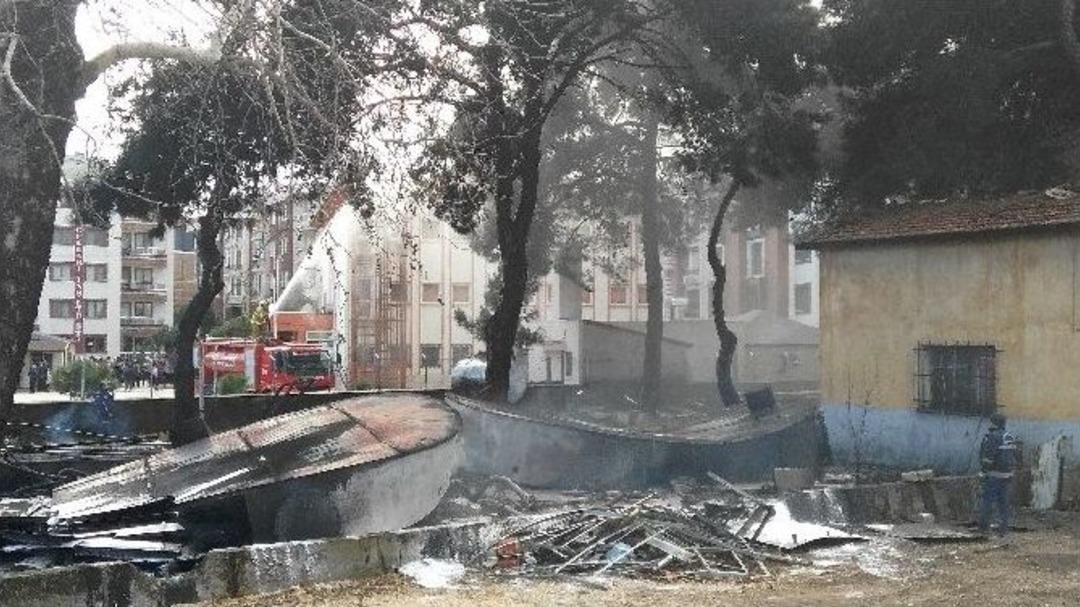 S&ouml;k&uuml;m&uuml; Yapılan Zift Tankı Alev Aldı