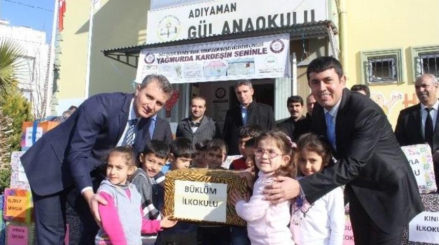 Minik &Ouml;ğrenciler K&ouml;y Okullarındaki &Ouml;ğrencilere Oyuncak G&ouml;nderdi