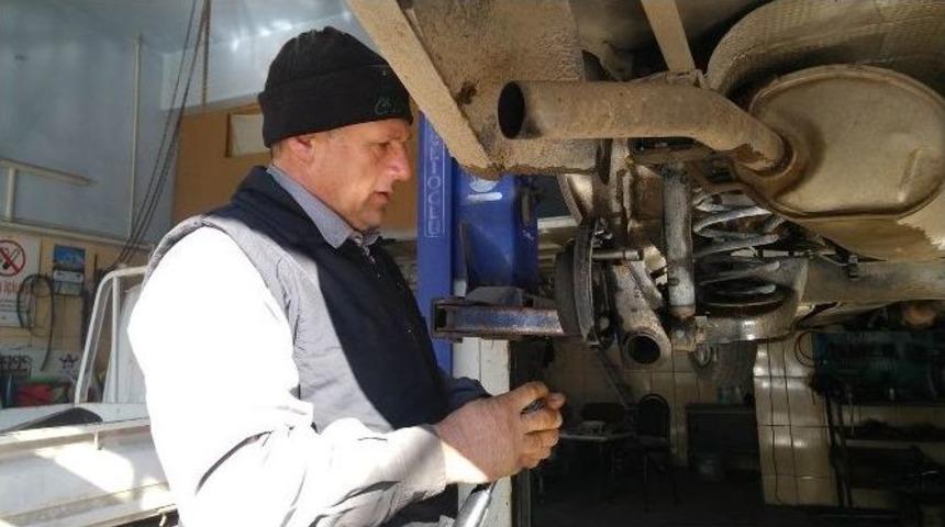 Oto Tamircisi T&uuml;rkmenoğlu; " B&ouml;yle Giderse Bizim Gen&ccedil;ler De Değiştirmeci Olacak"