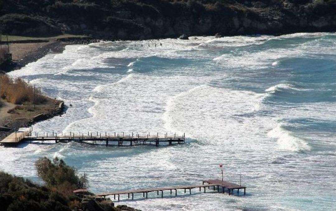 Dev Dalgalar Bodrum&rsquo;da Koyları Vurdu