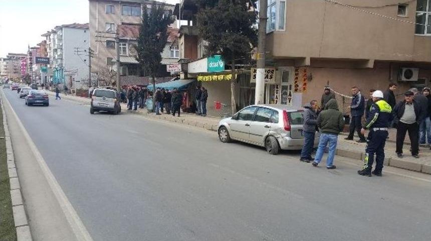 Lastiği Patlayan Ara&ccedil; Kaza Yaptı