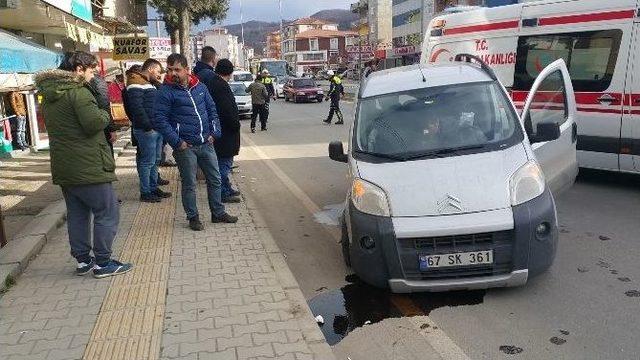 Lastiği Patlayan Araç Kaza Yaptı