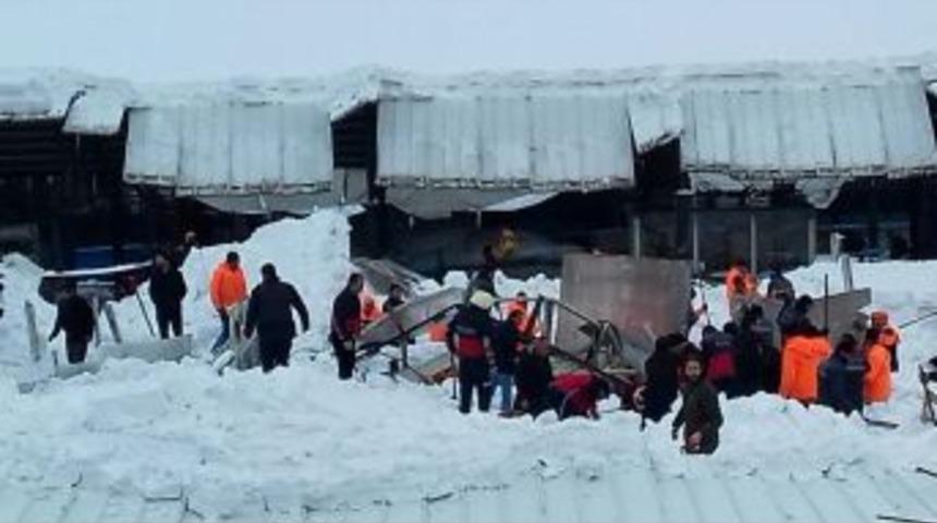 Ağrı&rsquo;da Semt Pazarının &Ccedil;atısı &Ccedil;&ouml;kt&uuml;