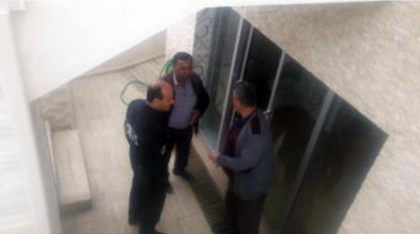 Cami Tuvaletinde Kilitli Kalan Vatandaşı Polis Kurtardı