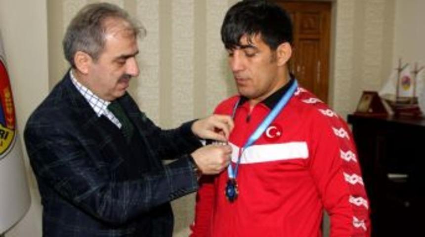 Şampiyon G&uuml;reş&ccedil;i Başarıya Doymuyor