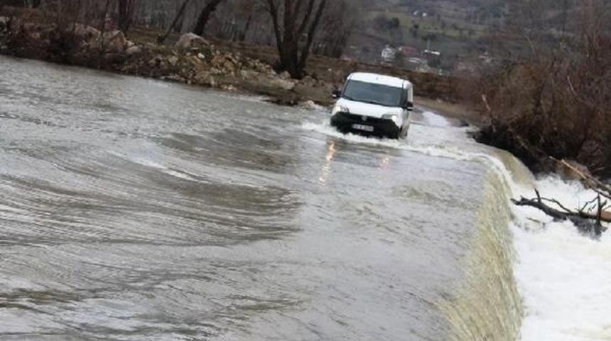 Manyas&rsquo;Ta Baraj Kapakları A&ccedil;ılınca K&ouml;pr&uuml; Sular Altında Kaldı