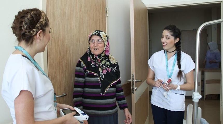 İkiz Kız Kardeşler Aynı Hastanede Hemşirelik Yapıyor