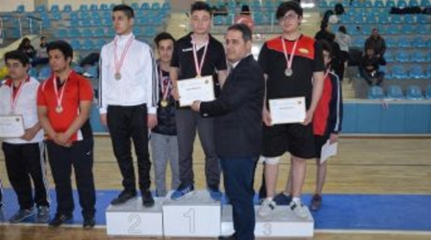 Gen&ccedil;ler Kız-erkek Masa Tenisi Grup M&uuml;sabakaları Sona Erdi