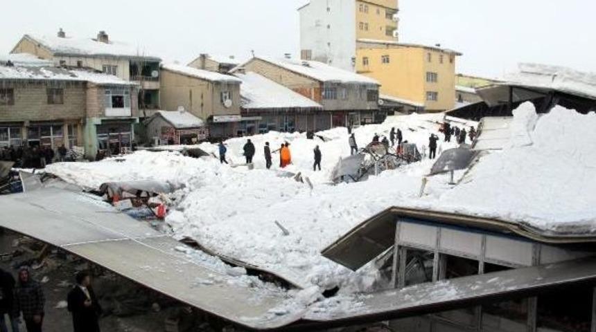 Ağrı'da Sebze Pazarının Çatısı Kardan Çöktü (2)