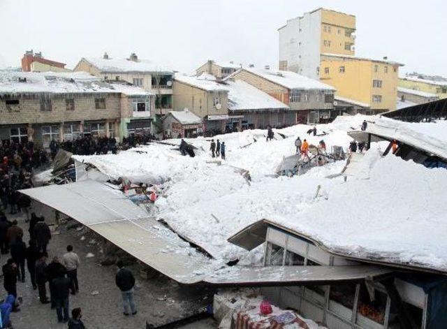 Ağrı'da Sebze Pazarının Çatısı Kardan Çöktü (2)