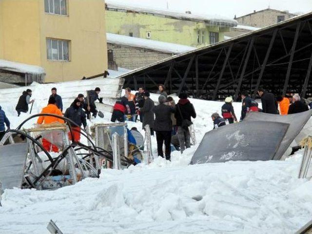 Ağrı'da Sebze Pazarının Çatısı Kardan Çöktü (2)