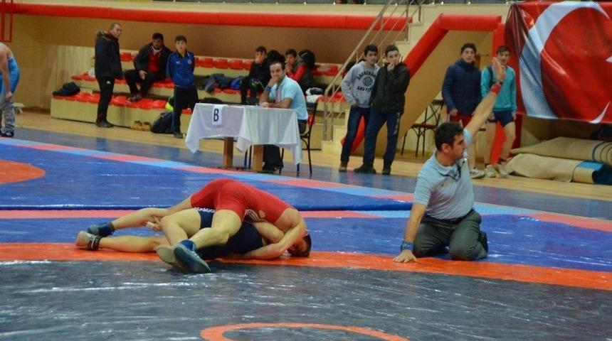 Yıldız Erkekler Serbest Stil G&uuml;reş İl Birinciliği Bafra&rsquo;da Yapıldı