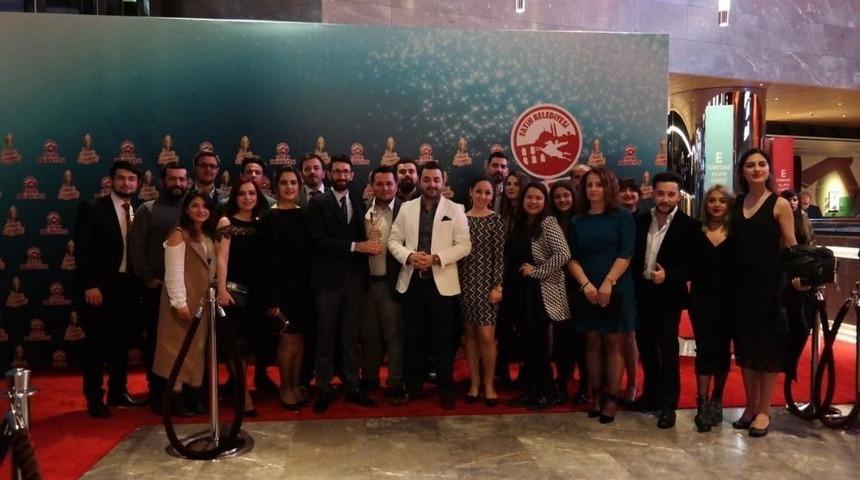 &Ccedil;om&uuml; Radyosuna İki &Ouml;d&uuml;l Birden