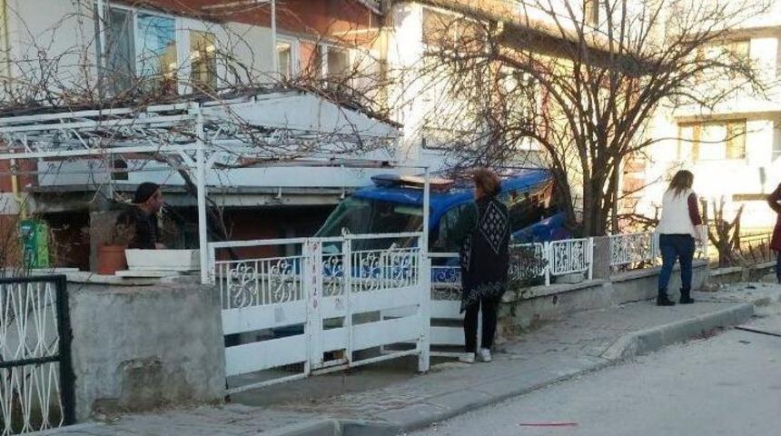 Jandarma Aracı Bah&ccedil;eye U&ccedil;tu