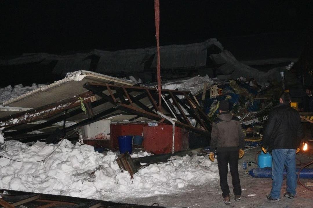 Ağrı&rsquo;da &Ccedil;atısı &Ccedil;&ouml;ken Pazarda Enkaz Kaldırma &Ccedil;alışmaları S&uuml;r&uuml;yor