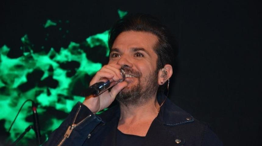 Kenan Doğulu Sevgililer G&uuml;n&uuml;nde Zirveyi Kasıp Kavurdu