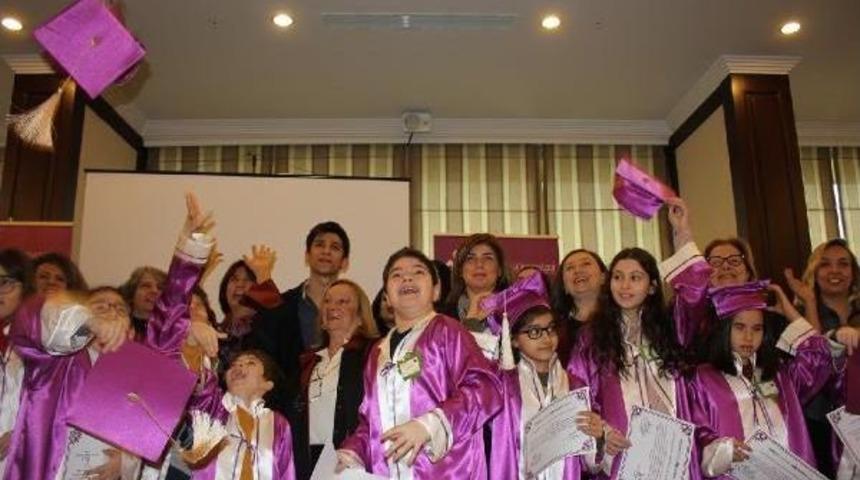 Maltepe &Ccedil;ocuk &Uuml;niversitesi Ilk Mezunlarını Verdi