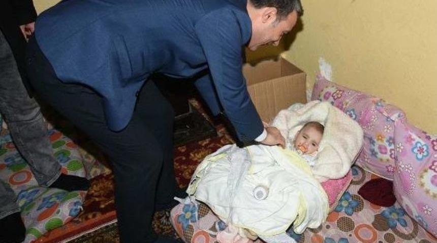 Farelerin Kemirdiği Suriyeli Aile, Eski Elbise Yakarak Isınmış